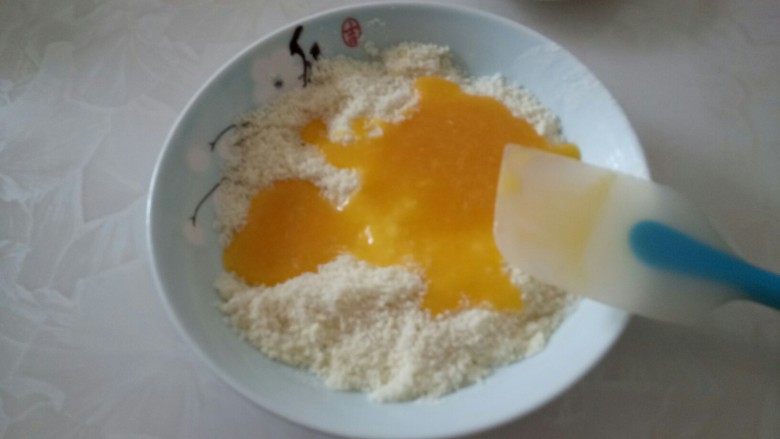蔓越莓椰蓉酥,倒入<a style='color:red;display:inline-block;' href='/shicai/ 630'>椰蓉</a>中。