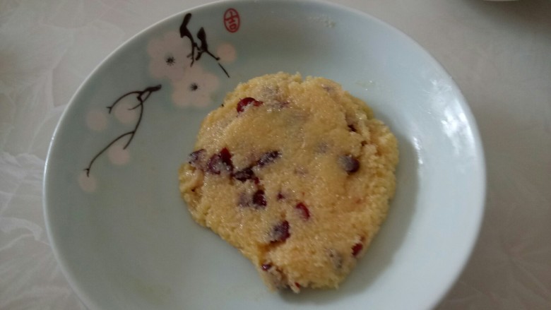 蔓越莓椰蓉酥,加入椰蓉中拌匀。