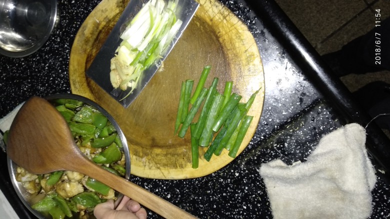干煸鸡翅,锅烧红,放姜,蒜豆瓣酱炒成红油。
然后放鸡和青椒翻炒两到三分钟
再放盐,鸡精,味精,下葱,煸炒两分钟起锅。