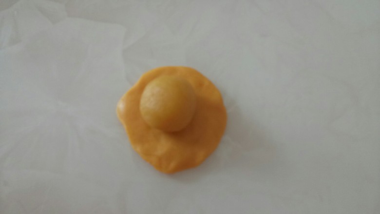 蔓越莓椰蓉酥,取一个水油皮,用手捏薄,放入油皮。