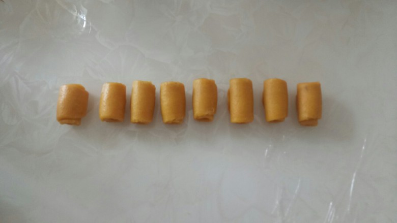 蔓越莓椰蓉酥,取一个,用同样的方法擀,再从下往上卷起。