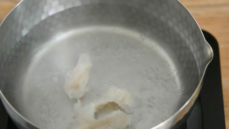 芦笋炒龙利鱼柳—清淡爽口,营养又美味,小火保持水微沸的状态滑入鱼柳,变色后捞出备用。