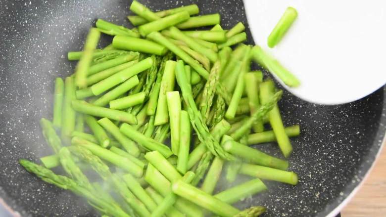 芦笋炒龙利鱼柳—清淡爽口,营养又美味,倒入芦笋,大火翻炒至断生。