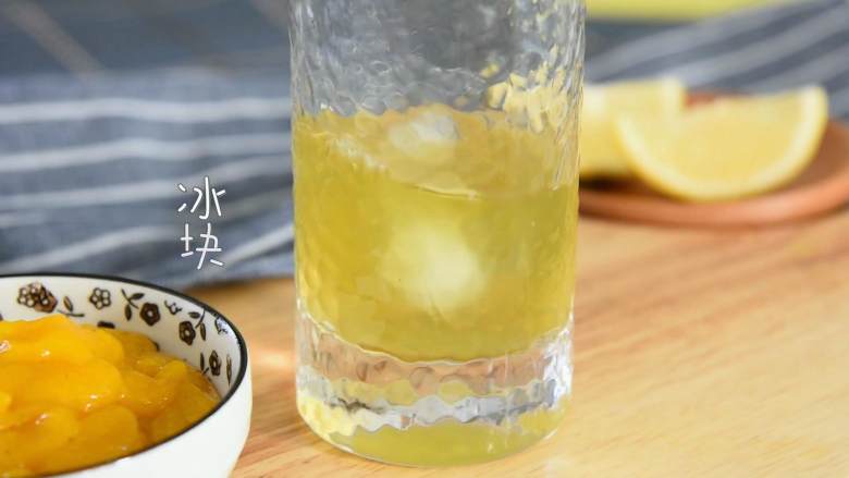 芒果绿茶—这样能喝出雪泥的口感,夏天的味道啊,冰块加入绿茶水。