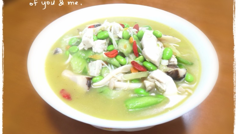 #菌菇#丝瓜炖豆腐,装盘,撒几颗<a style='color:red;display:inline-block;' href='/shicai/ 673'>枸杞</a>点缀一下
菌菇很鲜,丝瓜也鲜,所以这道菜鲜美无比,连汤都不想放过😂😂😂