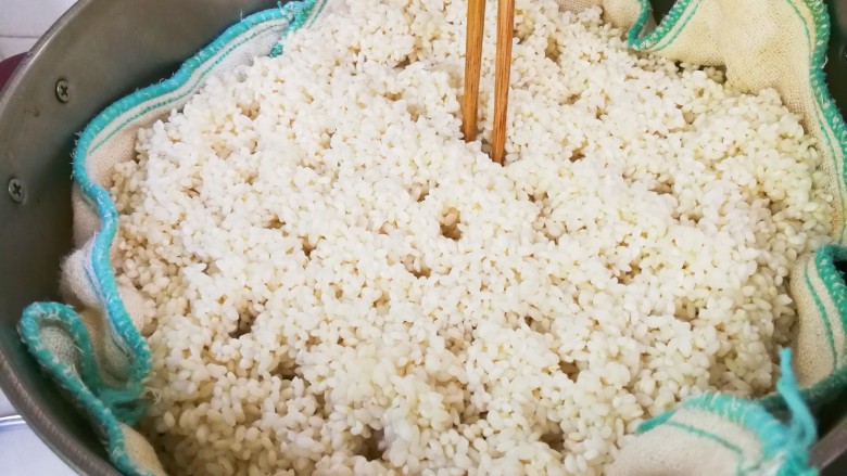 甜酒酿,放入蒸锅,用筷子扎一扎孔,蒸二十分钟