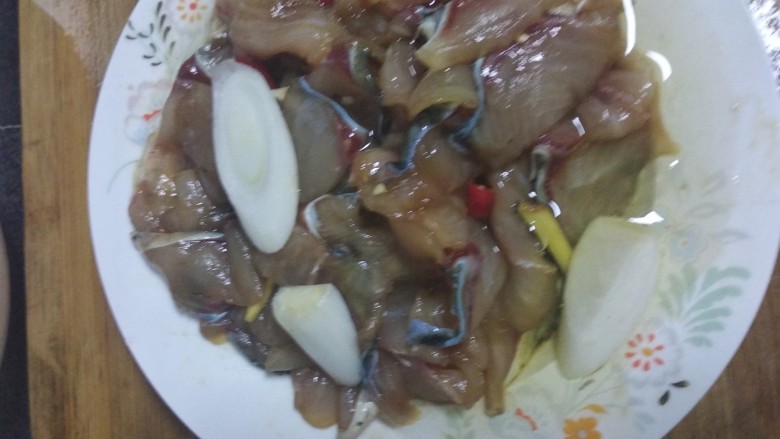 酸菜鱼,腌制好后加蛋清待用