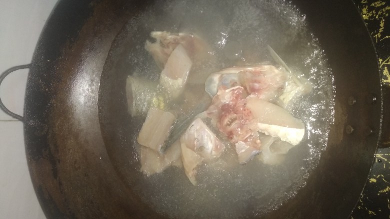 酸菜鱼,起锅烧开水放鱼头鱼尾鱼骨,加姜片去腥,水开捞起沥干水,待用