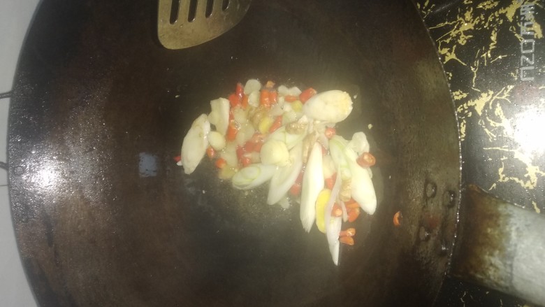 酸菜鱼,加姜蒜葱小米椒加米酒爆香后加蒸鱼豉油,少许老抽上色,生抽,加开水,水冒泡后放鱼头鱼尾鱼骨,<a style='color:red;display:inline-block;' href='/shicai/ 715'>白醋</a>