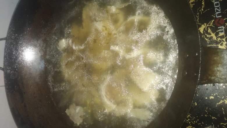 酸菜鱼,水开加入鱼头鱼尾鱼骨