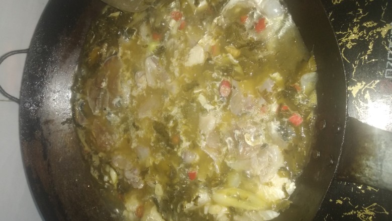 酸菜鱼,煮5分钟加酸菜,两分钟后加腌制好的鱼片,加胡椒粉