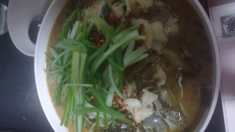 酸菜鱼,盛出放干辣椒,<a style='color:red;display:inline-block;' href='/shicai/ 134400'>胡椒粒</a>,绿葱丝配色