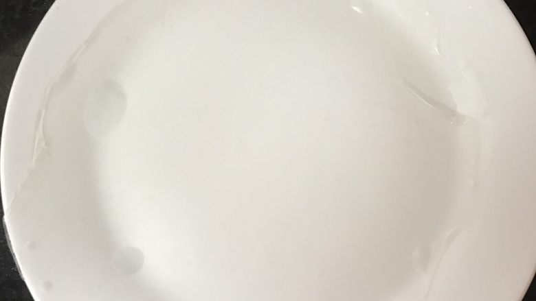 高颜值越南春卷,待皮完全软化后取出铺在盘子上,尽量不要有褶皱