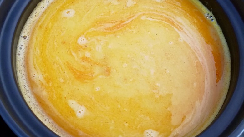 咖喱菌菇蔬菜火锅,用勺子搅动至咖喱融化,做好火锅汤底烧开(因为排骨汤里有调料,直接加入咖喱就可以了,不用放其它的调料)。