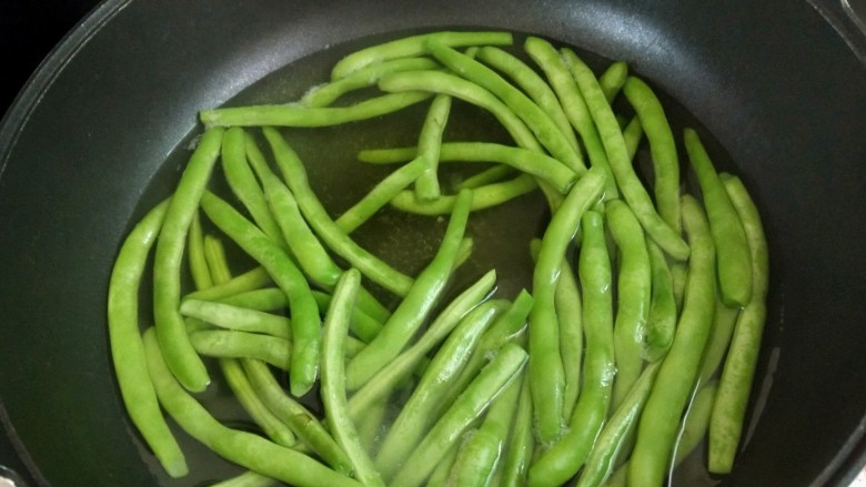 家常四季豆,焯至颜色变深,捞出过凉水