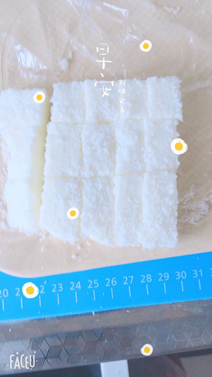 椰蓉牛奶小方,冰箱取出后切块