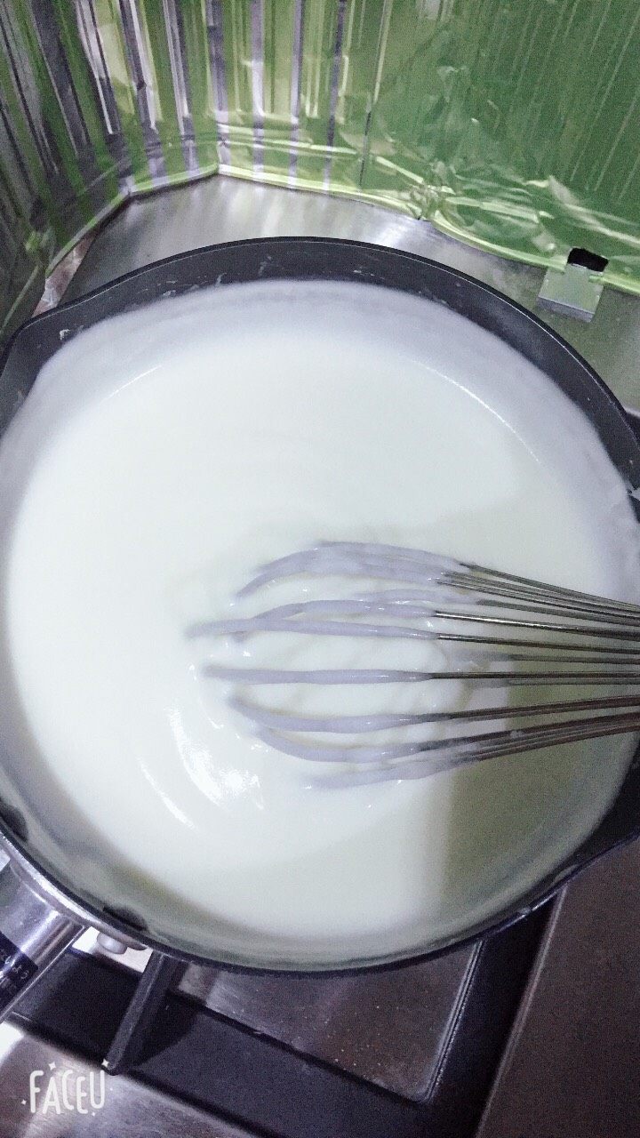 椰蓉牛奶小方,搅拌至完全融合,一点要注意继续搅拌不能停