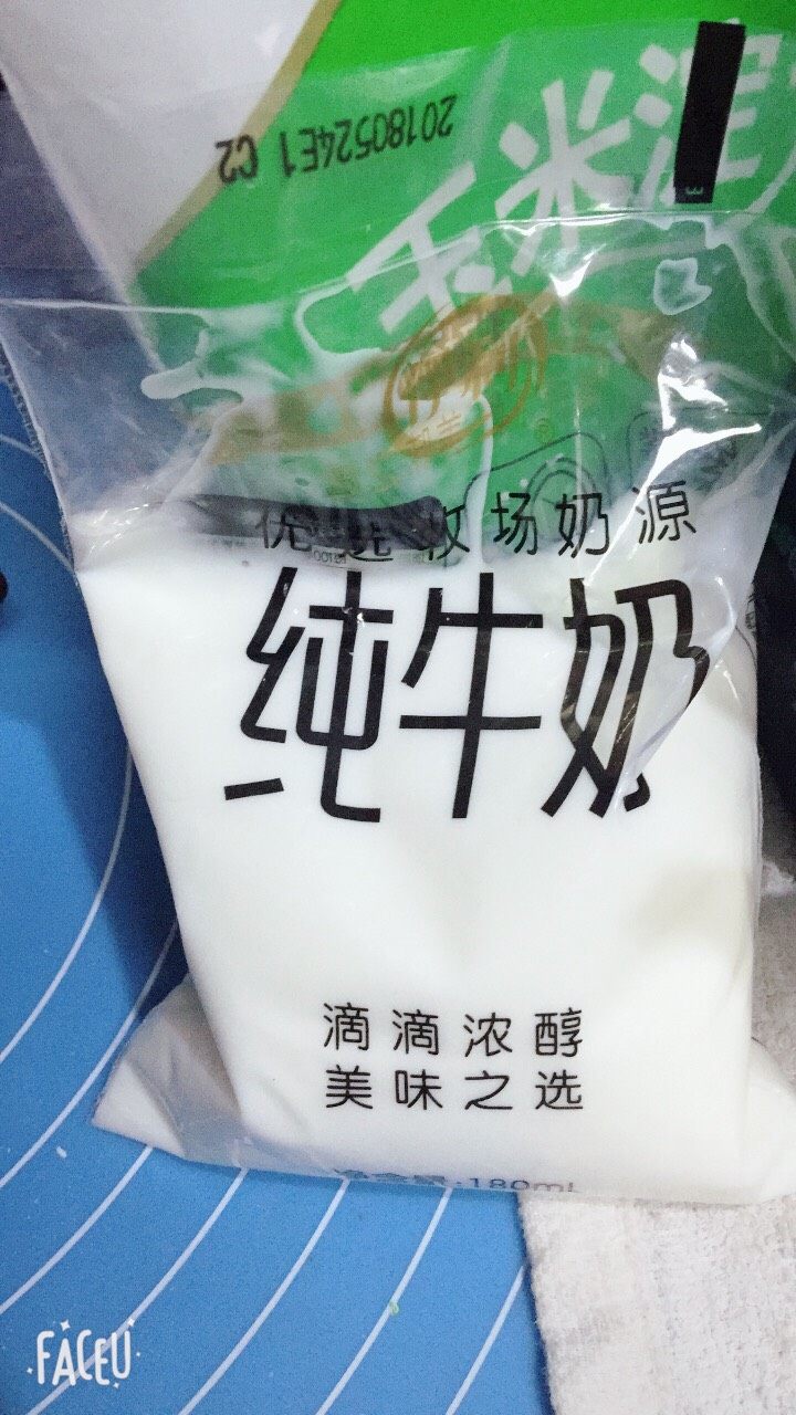 椰蓉牛奶小方,我选用的这款牛奶,根据自己的喜好选择脱脂牛奶最好
