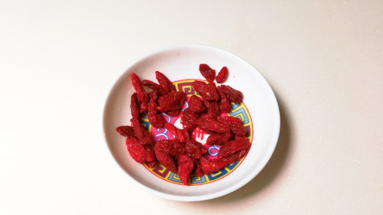 桂香枸杞酒酿蛋花,<a style='color:red;display:inline-block;' href='/shicai/ 673'>枸杞</a>洗净