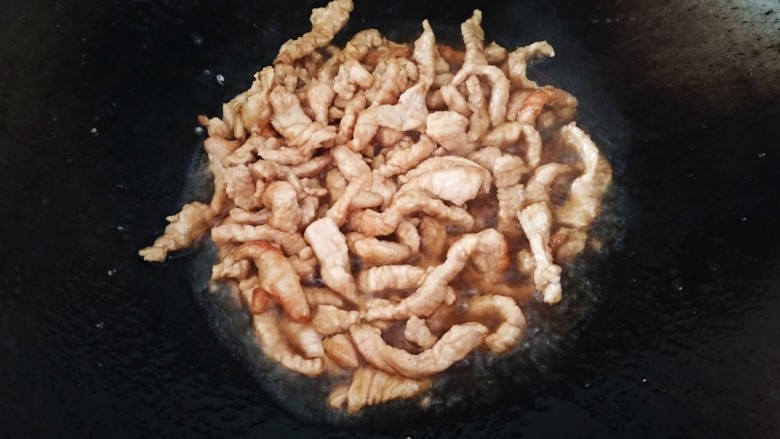 甜椒肉丝,肉丝炒变色,倒入少许<a style='color:red;display:inline-block;' href='/shicai/ 762'>老抽</a>翻炒均匀。