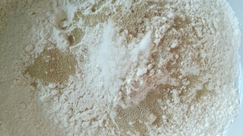 盘丝花卷,把白糖和酵母加入面粉里,搅拌均匀