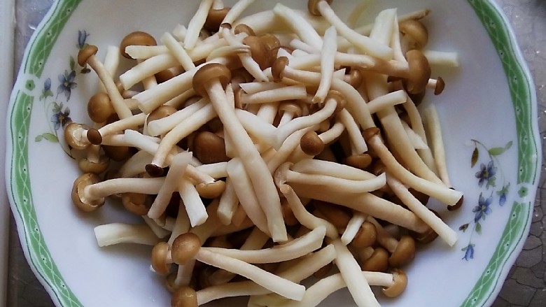凉拌蟹味菇,<a style='color:red;display:inline-block;' href='/shicai/ 250'>蟹味菇</a>去掉根部,洗净备用