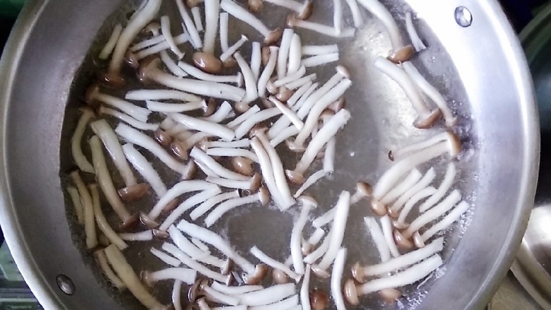 凉拌蟹味菇,蟹味菇焯水,控干水分备用