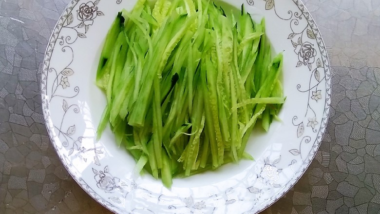 凉拌蟹味菇,<a style='color:red;display:inline-block;' href='/shicai/ 54'>黄瓜</a>洗净去皮,切丝备用