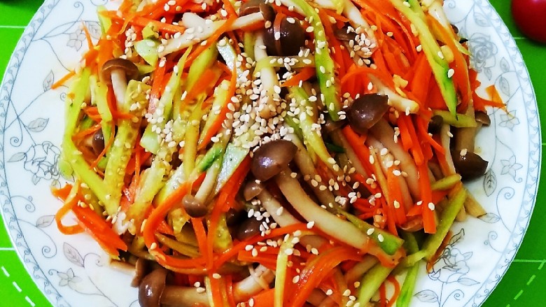 凉拌蟹味菇,拌匀,撒上少许芝麻