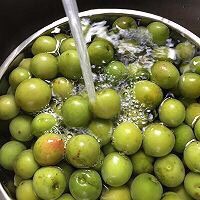 青梅酒,冲洗
杀青过的梅子,无需再用洗涤剂再次清洁,不然反而可能带上杂味。
如果不放心,也可以多在流水下冲泡一阵。
然后,阴凉通风处,晾干。约一个晚上。