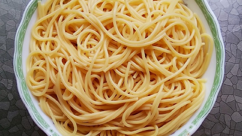 豆角排骨意面,<a style='color:red;display:inline-block;' href='/shicai/ 5030'>意面</a>煮熟过凉水,备用