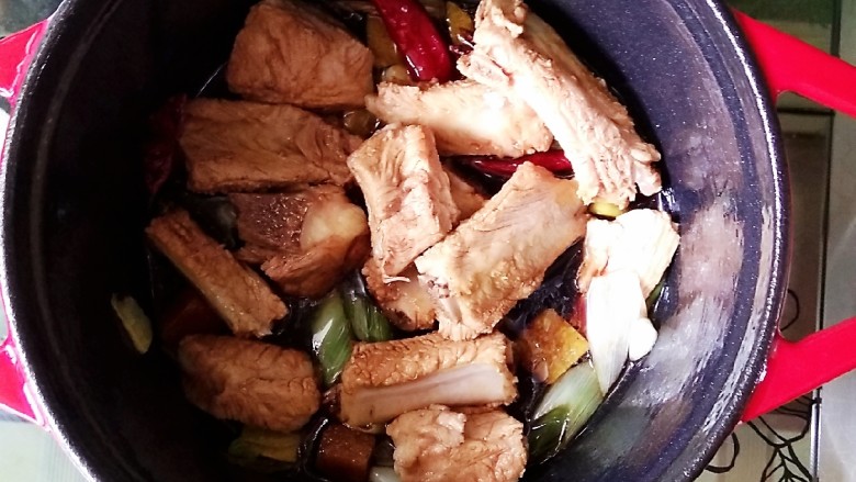 豆角排骨意面,倒入调好的生抽,老抽,料酒,拌匀