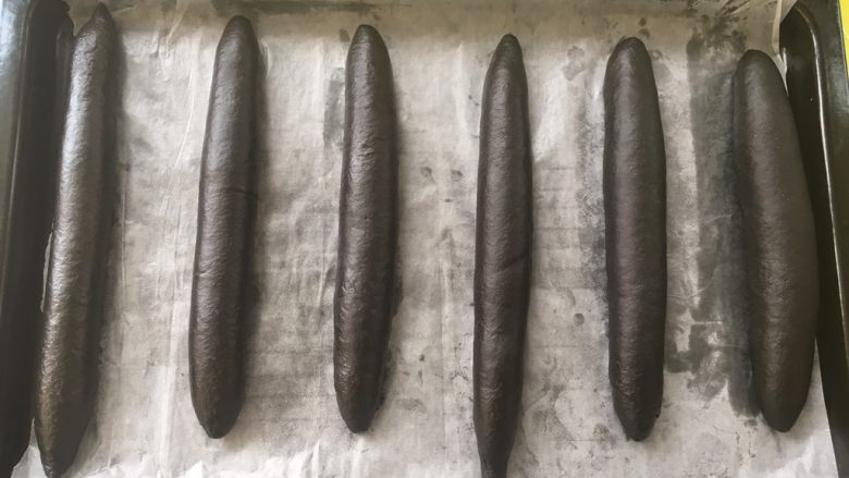 黑骑士,卷好的面包卷放入烤盘内,烤箱放碗热水二次发酵