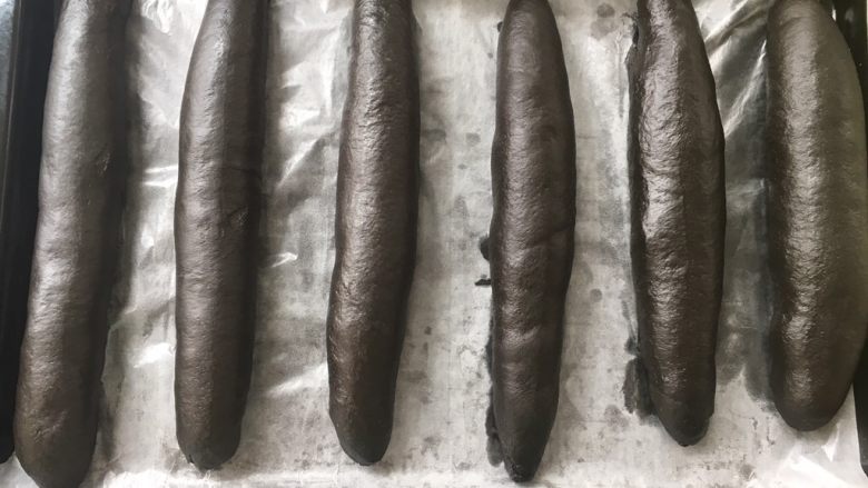 黑骑士,发酵好的面团明显比之前膨胀了很多,烤箱预热190度,我用的ACA45升的烤箱,正好一盘的量