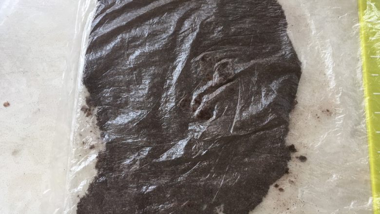 黑骑士,奥利奥饼干去掉中间夹心,取20克装入保鲜袋,用擀面杖擀碎