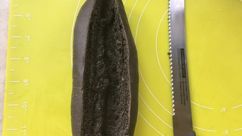黑骑士,用锯齿刀将面包从中间对切开,不要切到底
