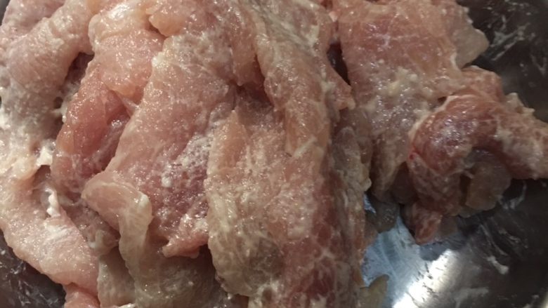 水煮肉片、水煮牛肉,肉片加盐用手抓到手会发粘,加鸡精、<a style='color:red;display:inline-block;' href='/shicai/ 134296'>白胡椒粉</a>、地瓜粉面糊抓勺待用。