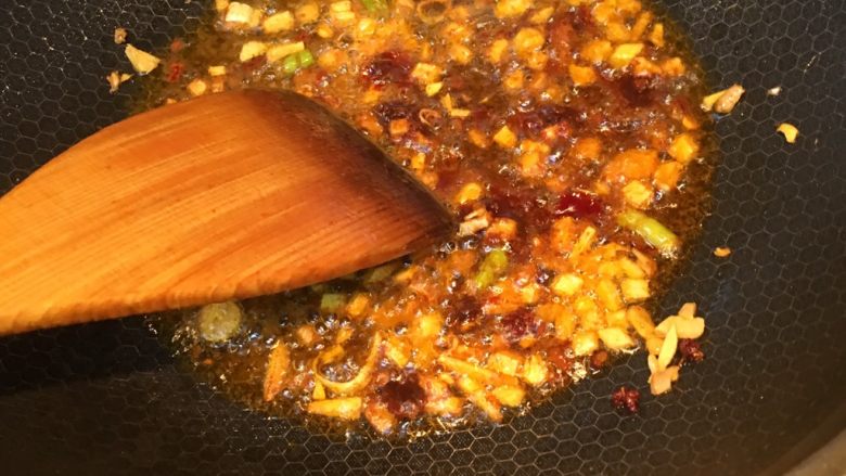 水煮肉片、水煮牛肉,加1勺<a style='color:red;display:inline-block;' href='/shicai/ 705'>豆瓣酱</a>,喜欢重口味可多加1勺。