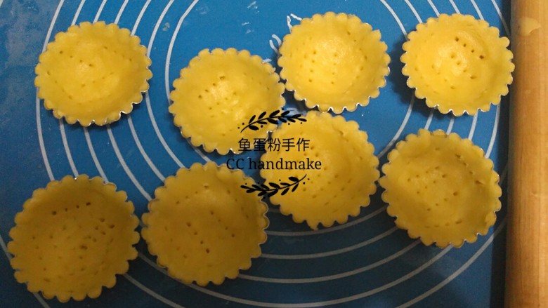 芝士流心挞,去说面团把面团压成薄片,放进模具里,用拇指轻轻向上推入模具里。用叉子戳几个小洞。烤箱预热190°上下火烤至十分钟。不需要烤的太久,因为等一下要第二次烤制。
