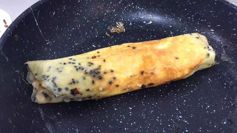 宝宝辅食12M➕三文鱼香菇鸡蛋卷,卷好以后翻面烙至全熟,稍微冷却切块即可