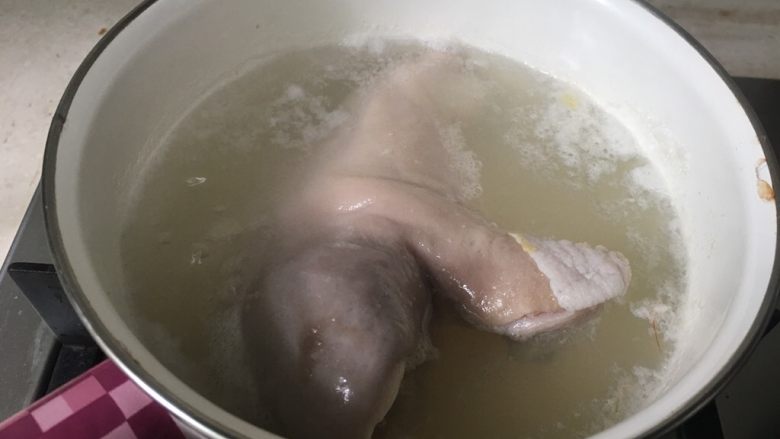 花生猪肚汤,水烧开后焯下猪肚,就是去掉猪肚血水即可。