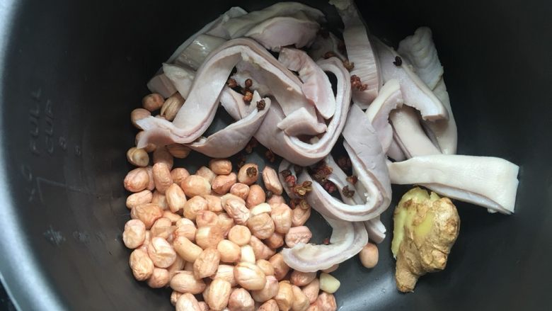 花生猪肚汤,一次性加入所有食材猪肚条、花生米、花椒、胡椒、姜块等在电压锅里,花生米、花椒、姜块等提前洗净,姜、胡椒要拍烂了加入、煲汤才能入味。