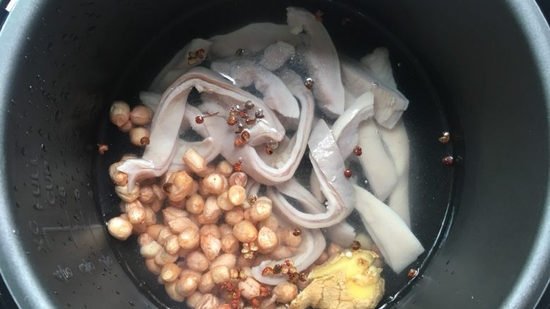 花生猪肚汤,加入适量的水,水以淹过食材后1-2CM的高度为宜。
