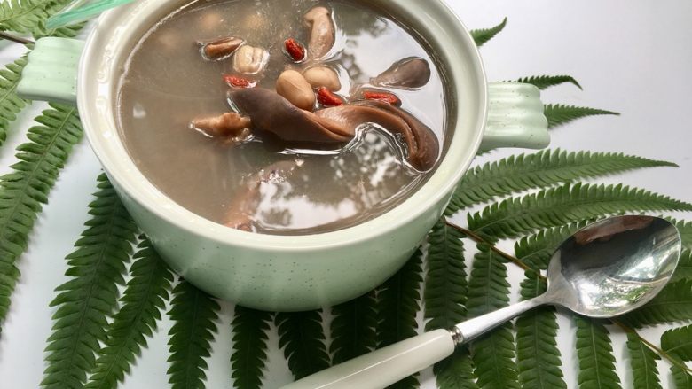 花生猪肚汤,猪肚子和花生,都是很好的滋补身体的食材,可以清肺,还可以补血。
