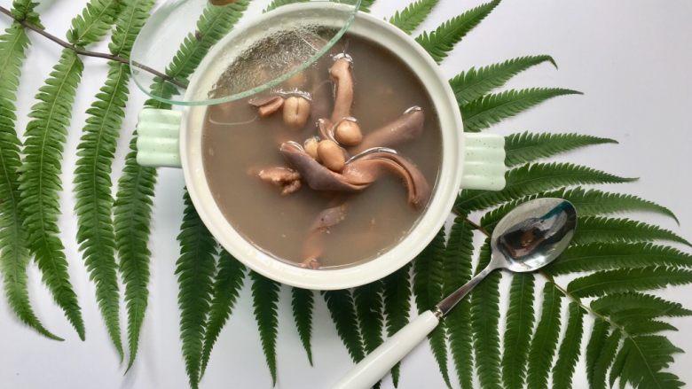 花生猪肚汤,花生猪肚汤口感好、营养丰富,最适合乳妇催奶食用,是女人月子里必不可少的。