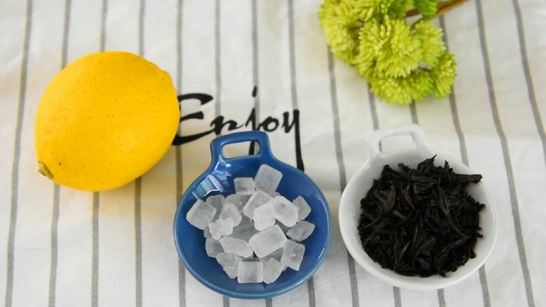 柠檬红茶—干了这一杯,让你清凉一夏,【主料】:红茶 10克|柠檬 1个
【辅料】:冰糖 80克