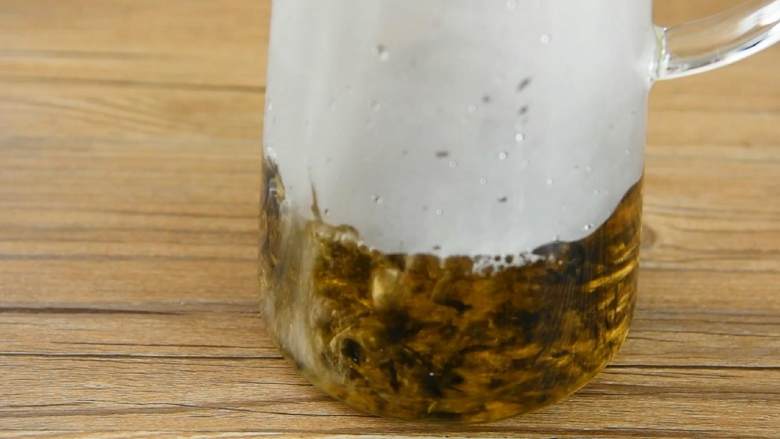 柠檬红茶—干了这一杯,让你清凉一夏,红茶用约90度的开水冲泡20秒。