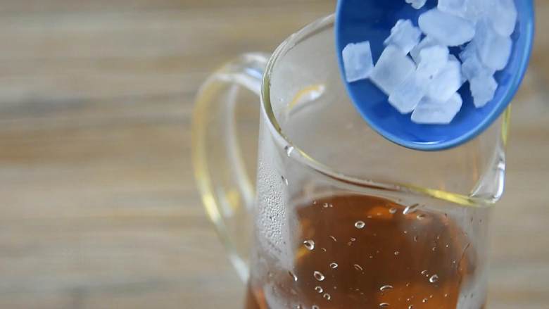 柠檬红茶—干了这一杯,让你清凉一夏,倒入冰糖,搅拌融化。