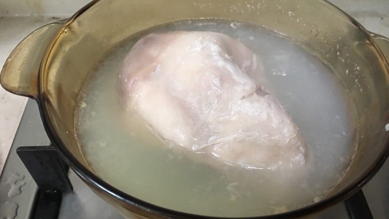 黄豆烧猪肚,锅里放适量水放入猪肚,水烧开后焯下猪肚,就是去掉猪肚血水即可。