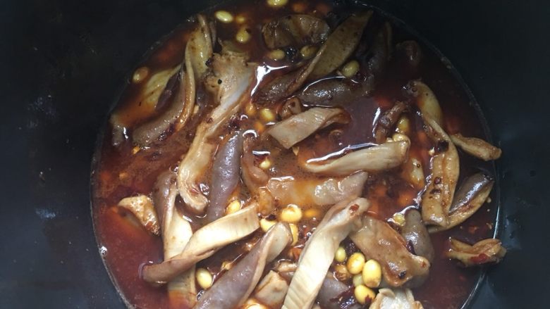 黄豆烧猪肚,倒入电压锅里加入适量清水,水刚刚淹过食材即可,一定不要太多水。